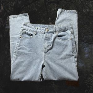 Light Wash Straight Leg Jeans :p